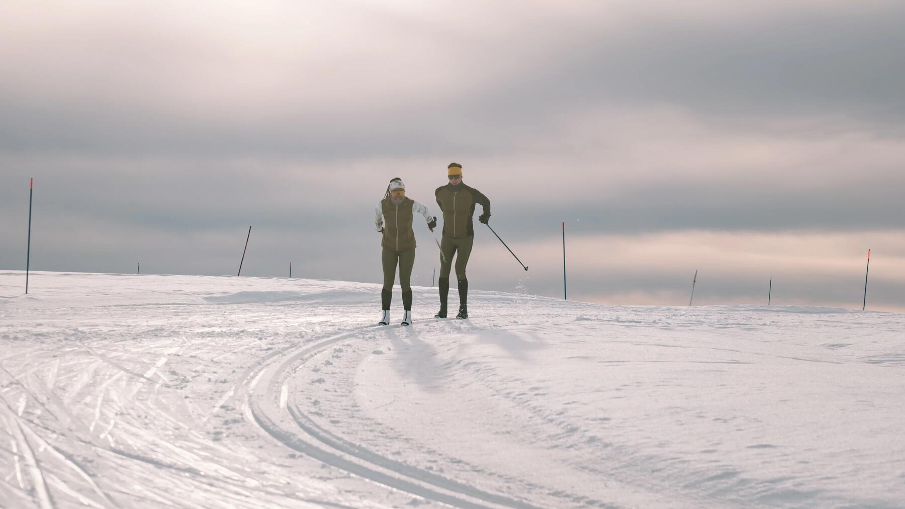 difference between classic cross-country skiing and skating skiing