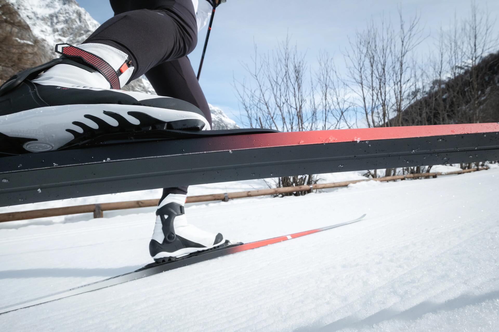 gros plan sur le dessous d'une ski de fond