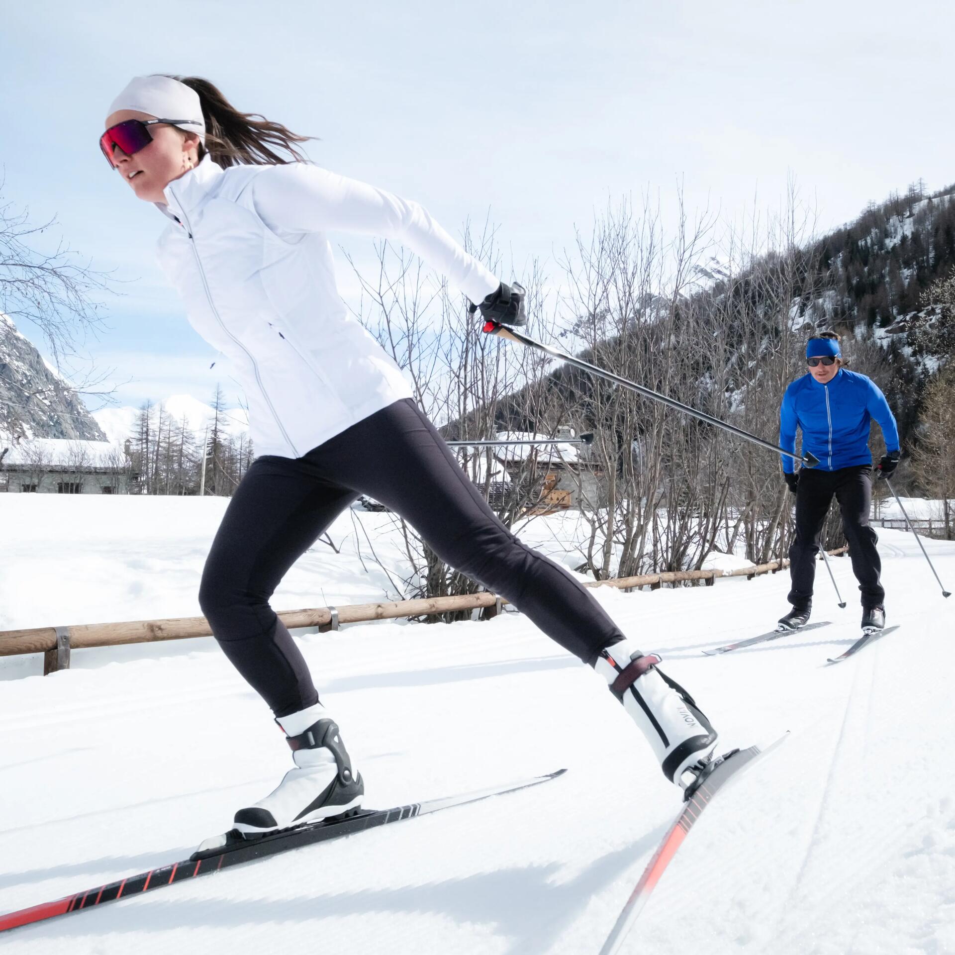 homme et femme qui font du ski de fond
