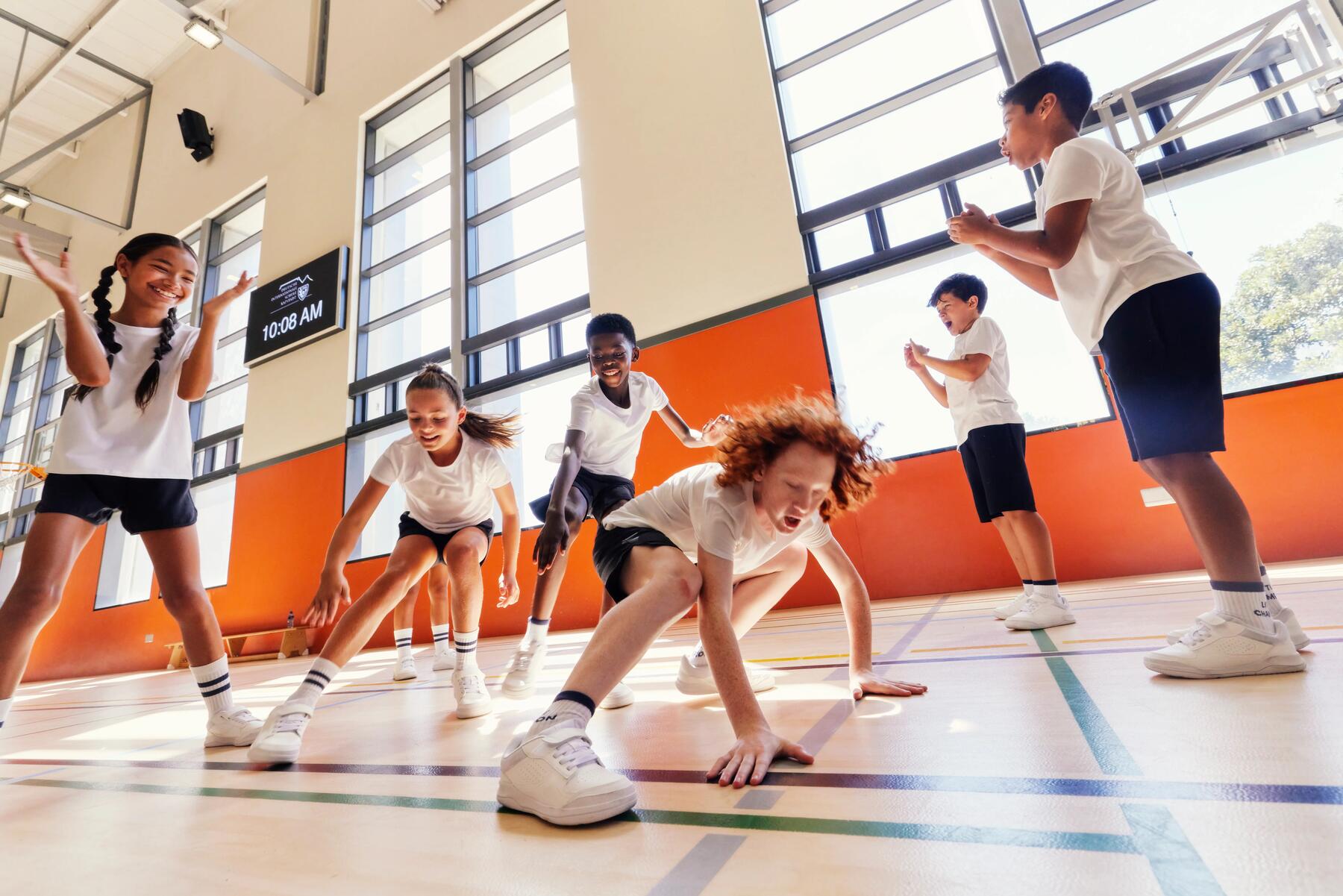 Kinderen tijdens de turnles op school
