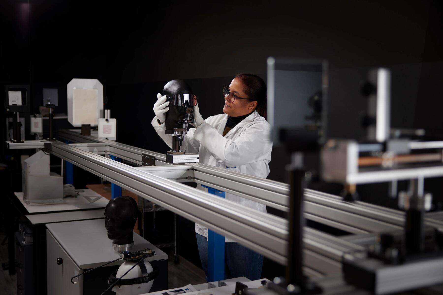 Foto di una macchina che testa il telaio di una bici