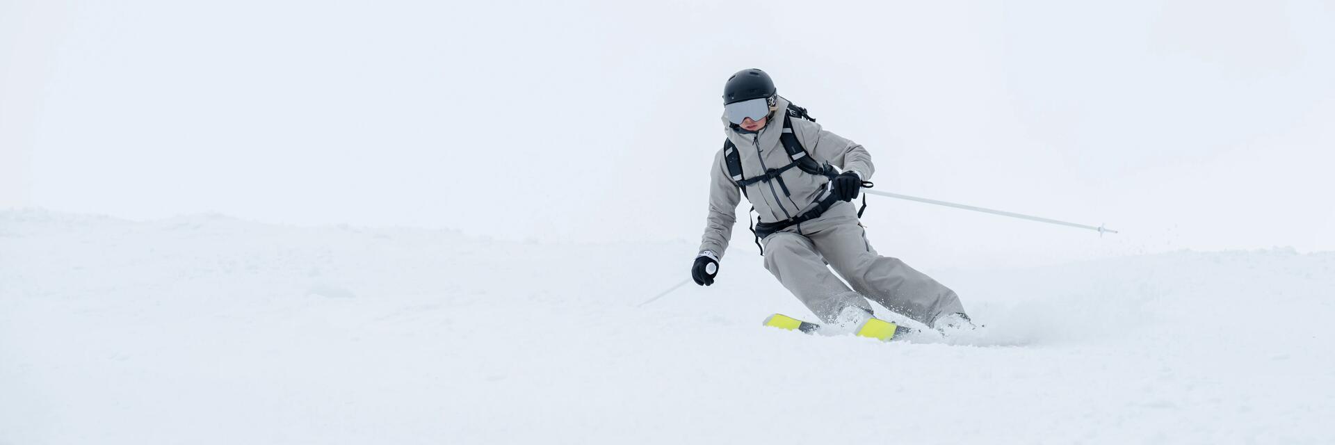 mujer esquiando fuera de pista