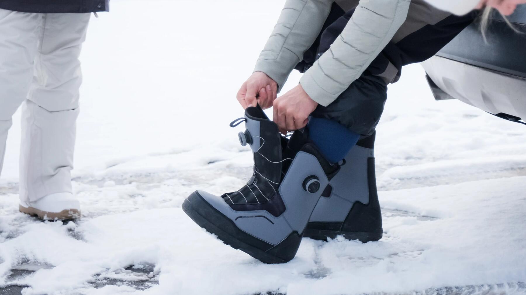 Mężczyzna zakładający buty narciarskie