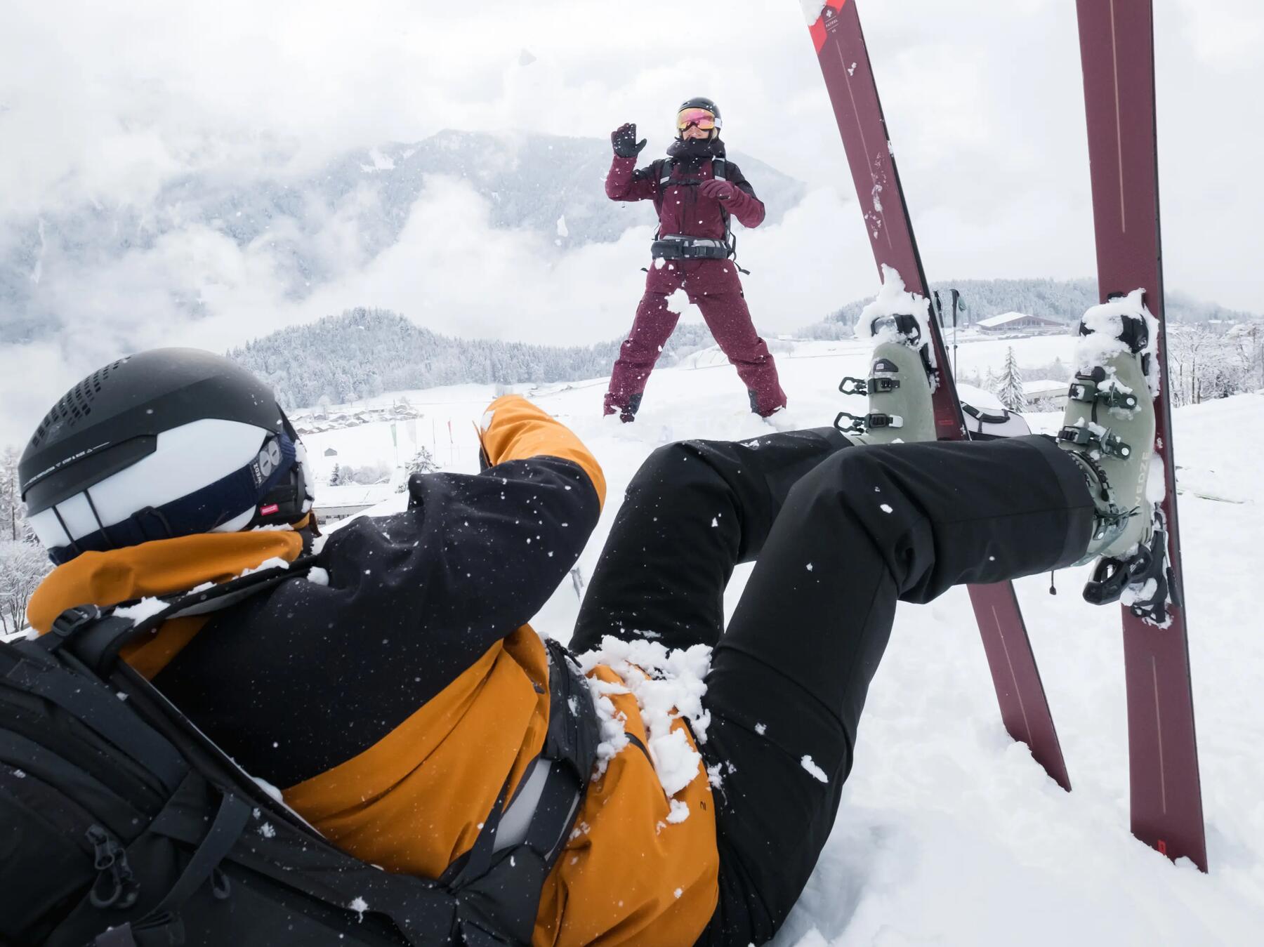 Para narciarzy odpoczywająca w trakcie treningu freeskiingu po wykonanych akrobacjach