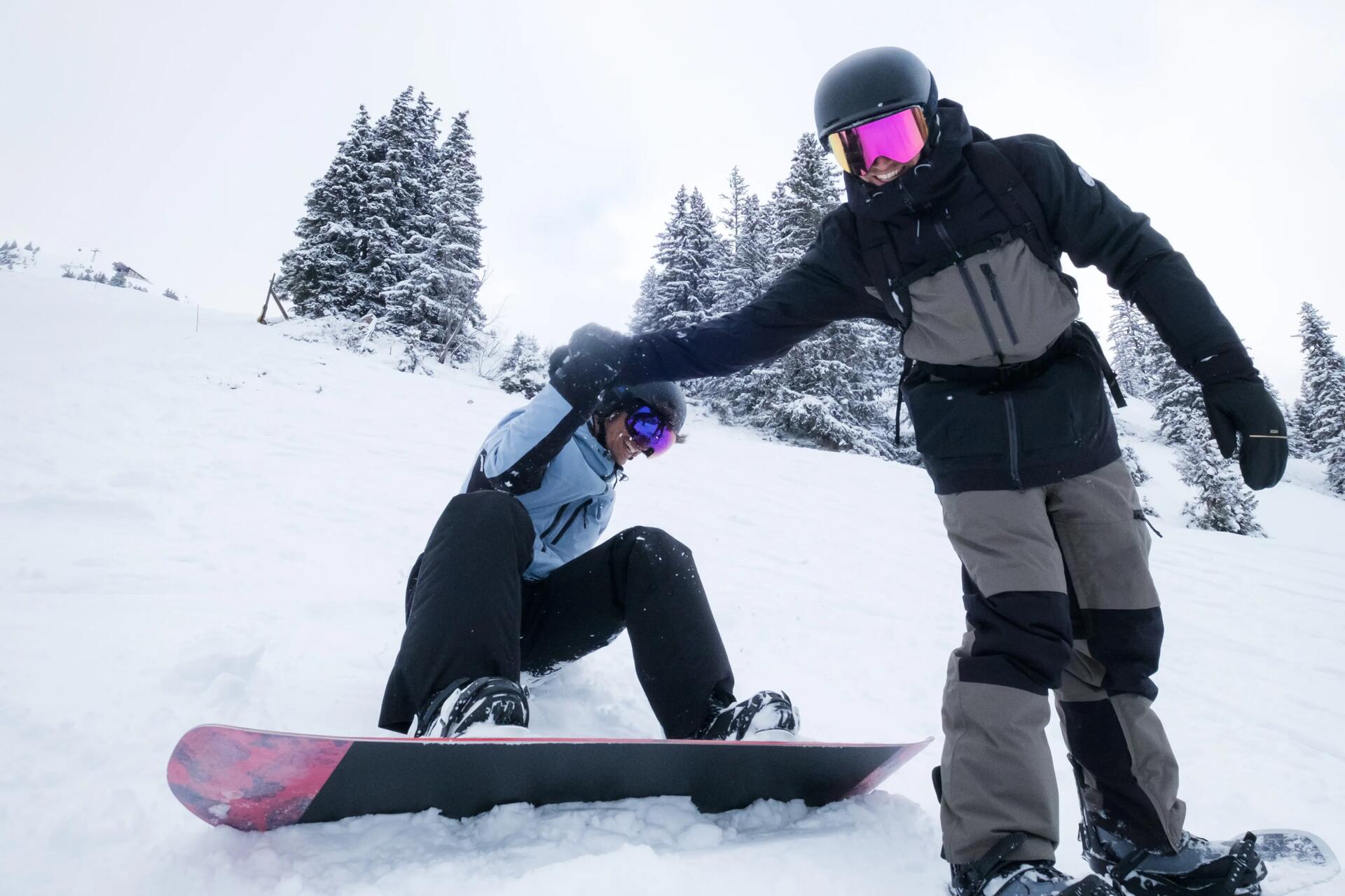 Amis en snowboard decathlon dans la neige en station