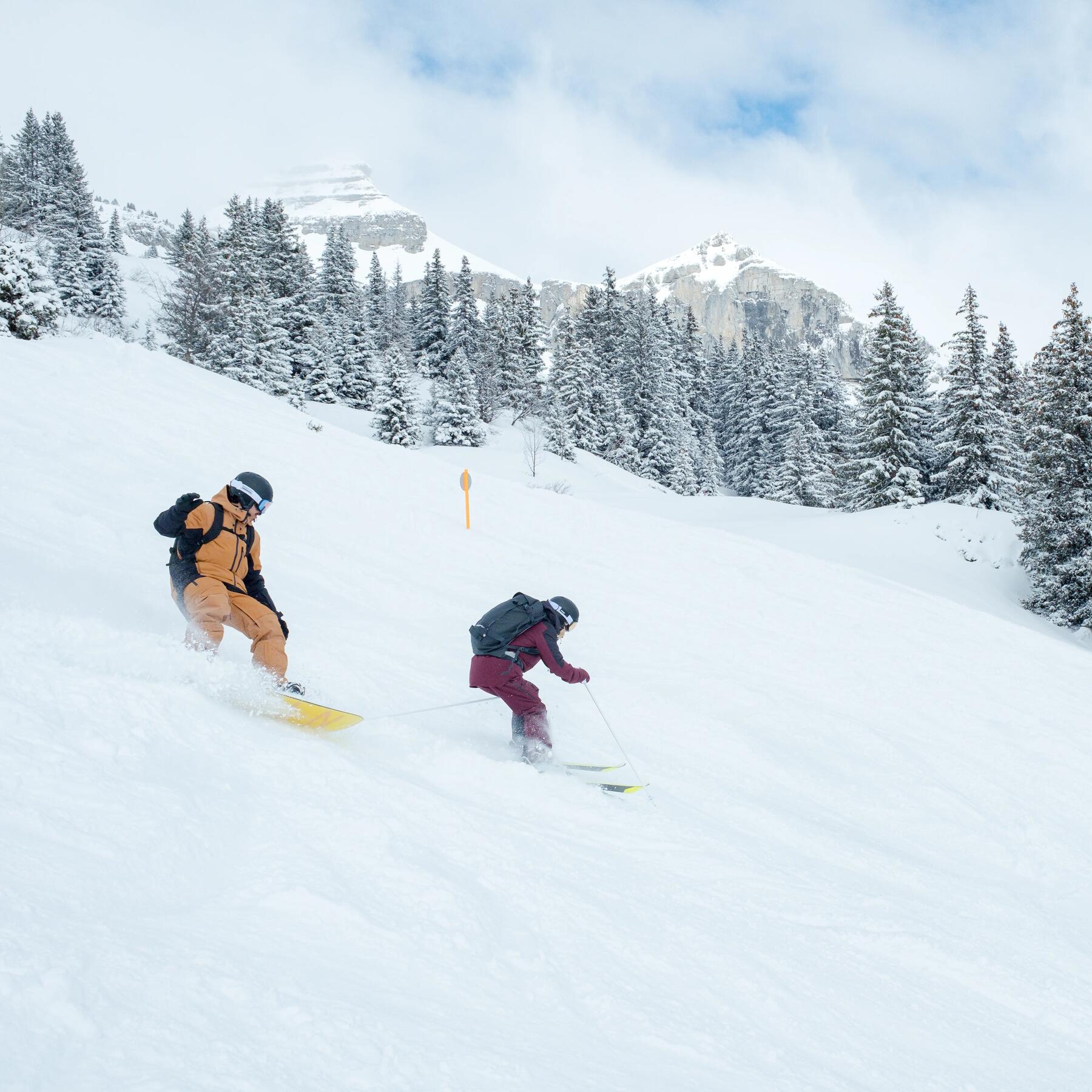 skieur et snowboarder all mountain decathlon quechua winter