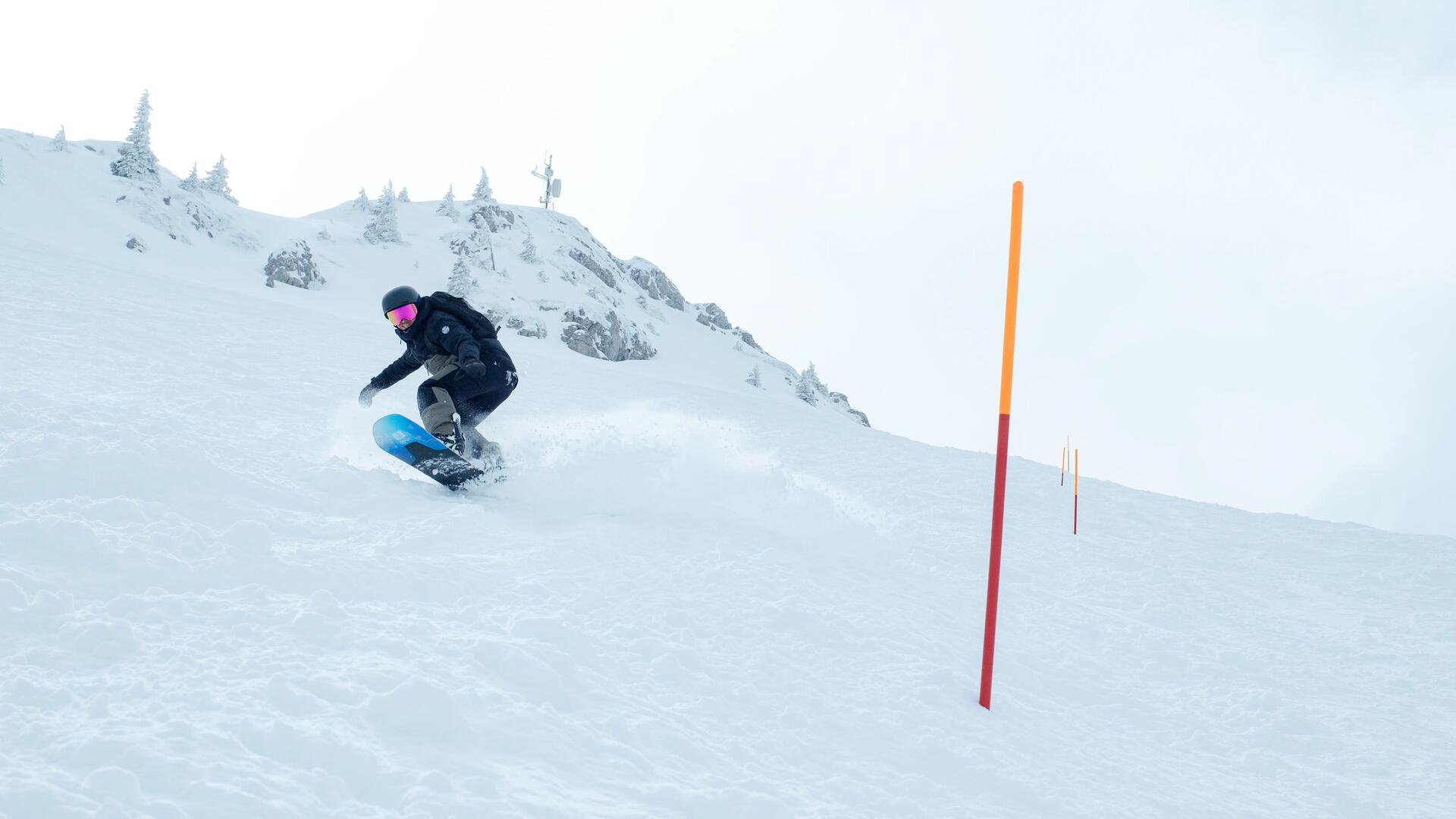doi prieteni la snowboard