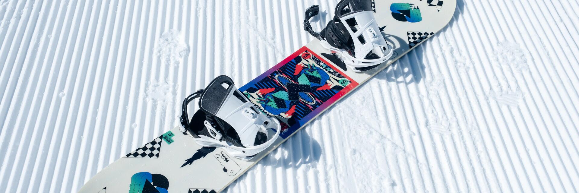 Snowboard leżący na sztruksie