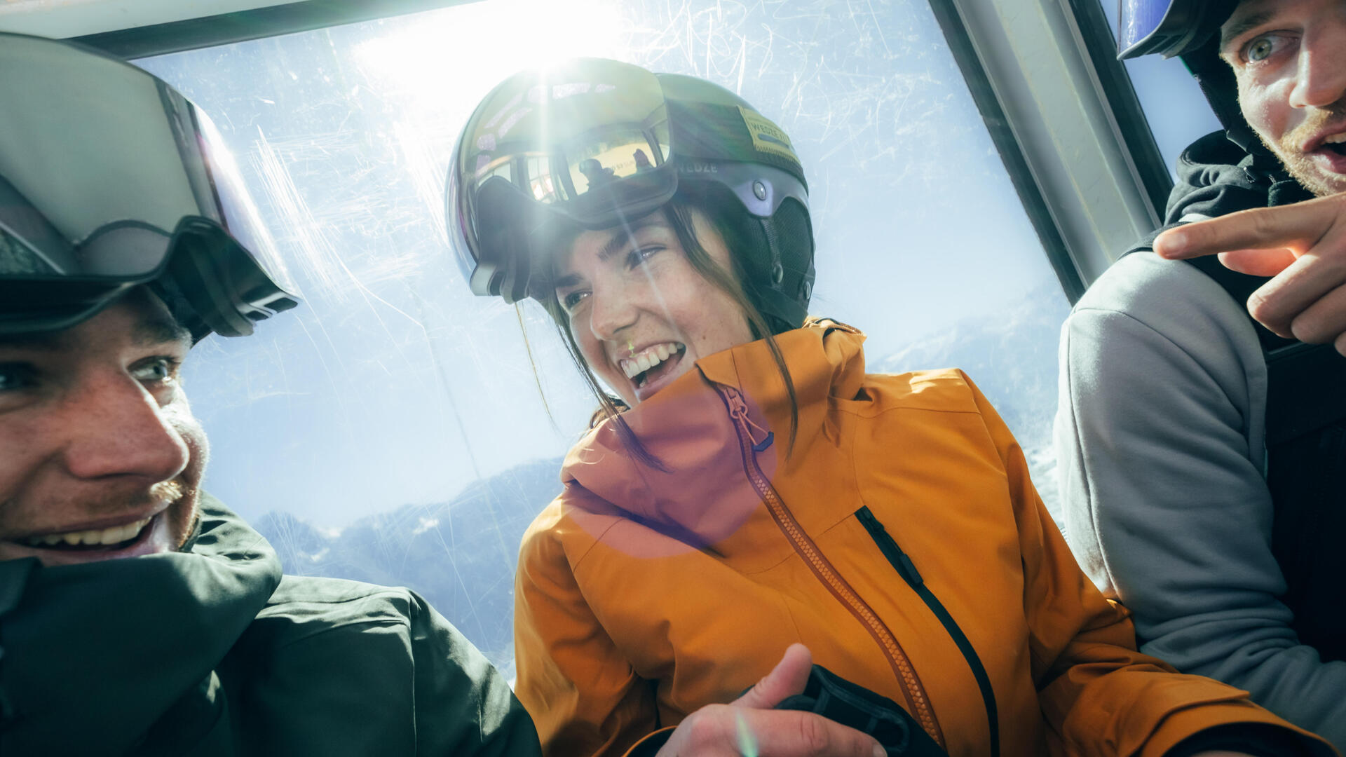 Groupe d'adultes dans une cabine, au ski