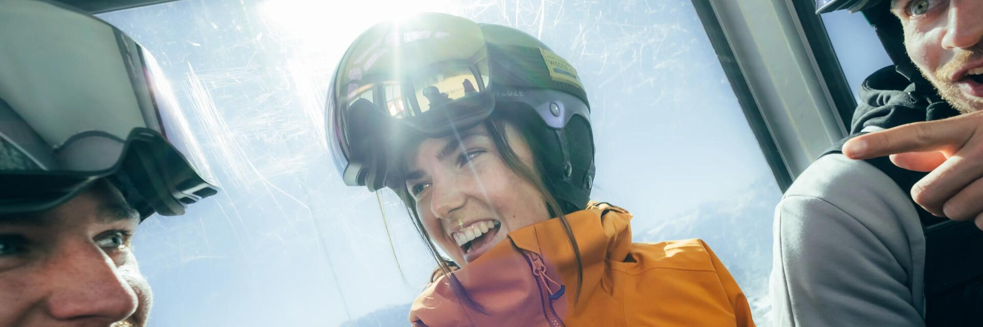 amis dans cabine station de ski avec casque decathlon
