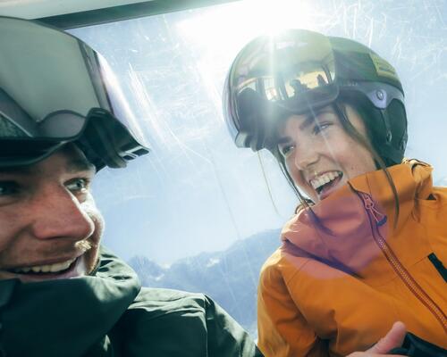amis dans cabine station de ski avec casque decathlon