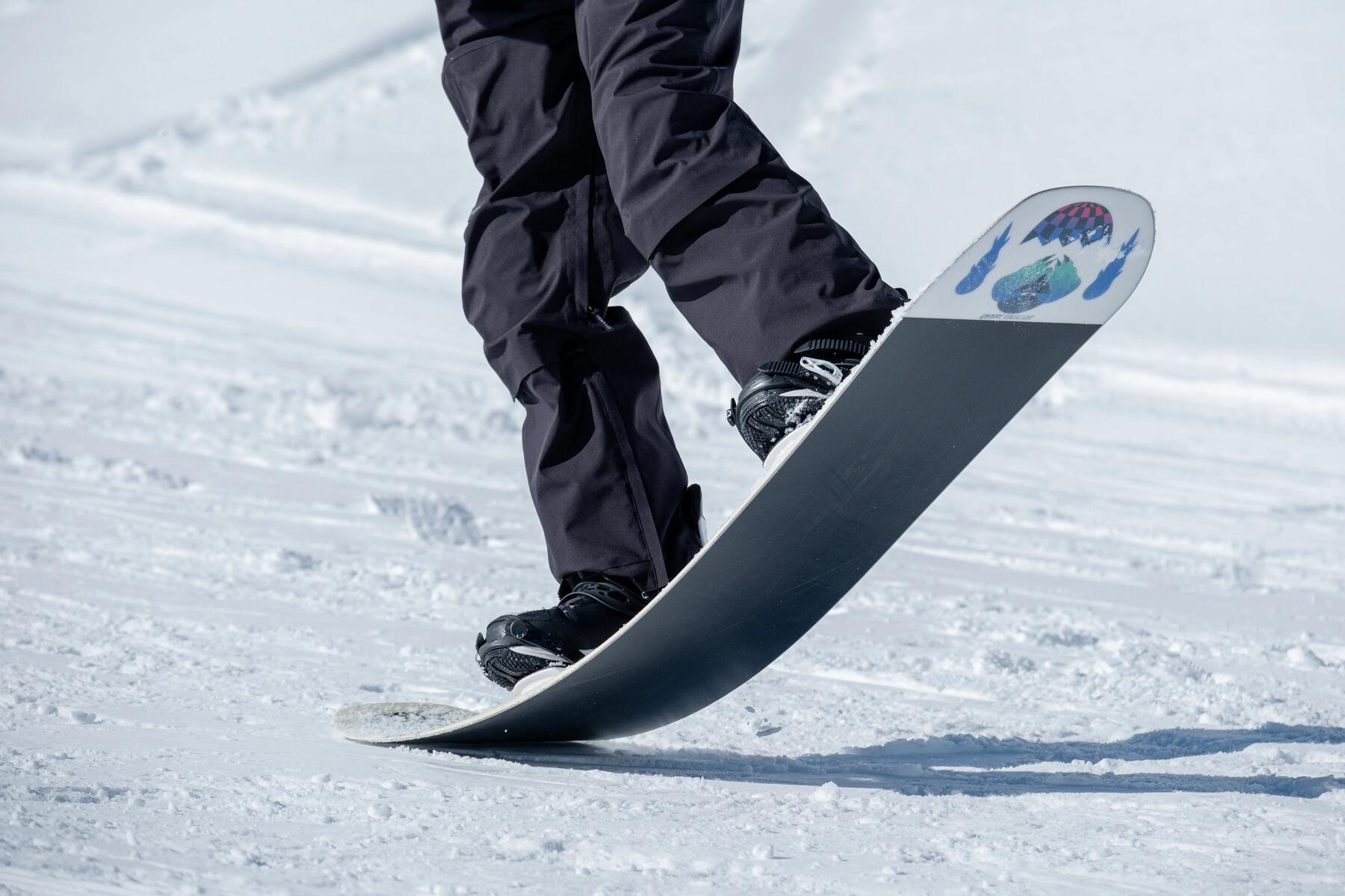 Osoba na desce snowboardowej