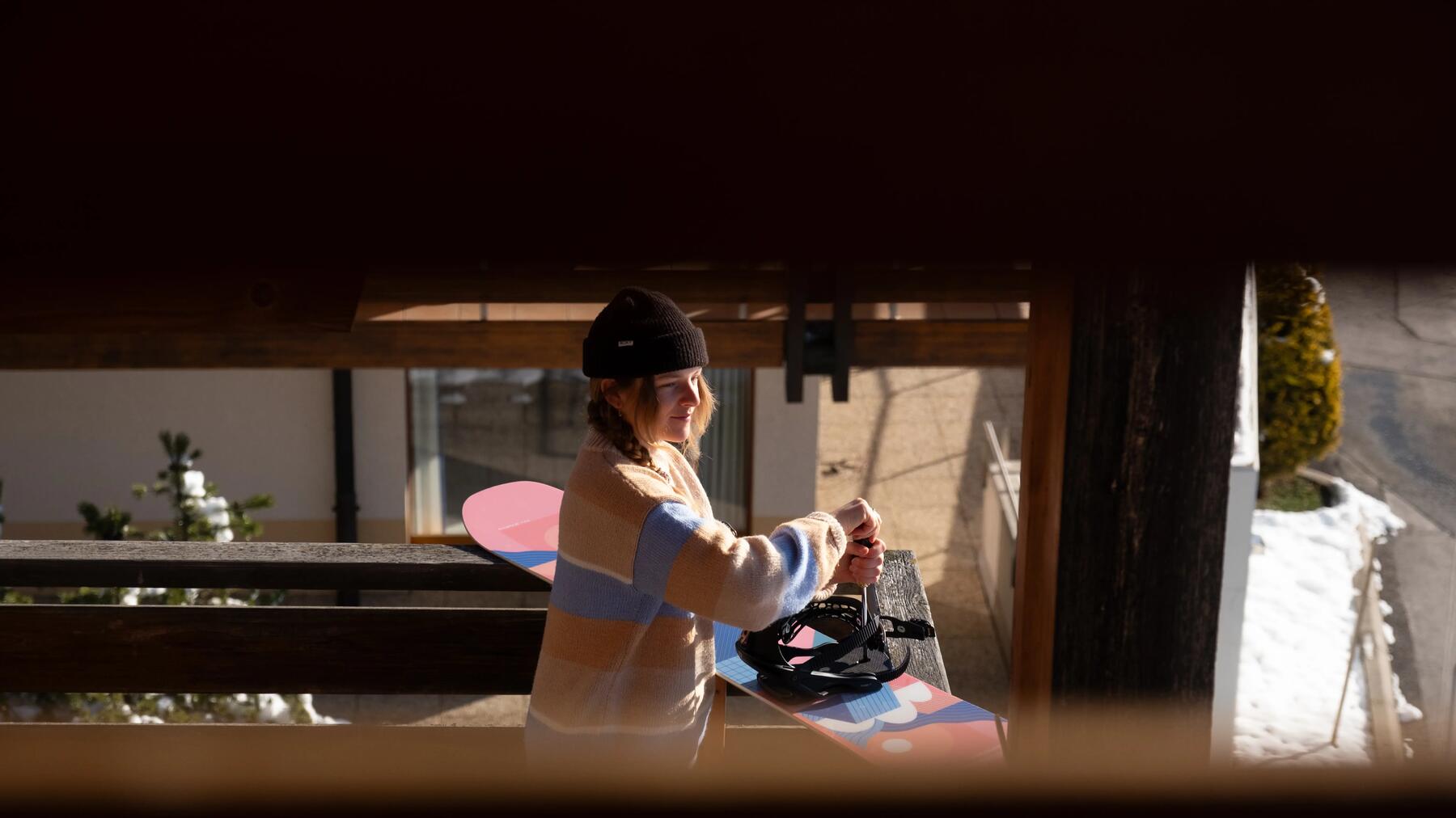 personnes sur des planches à neige 