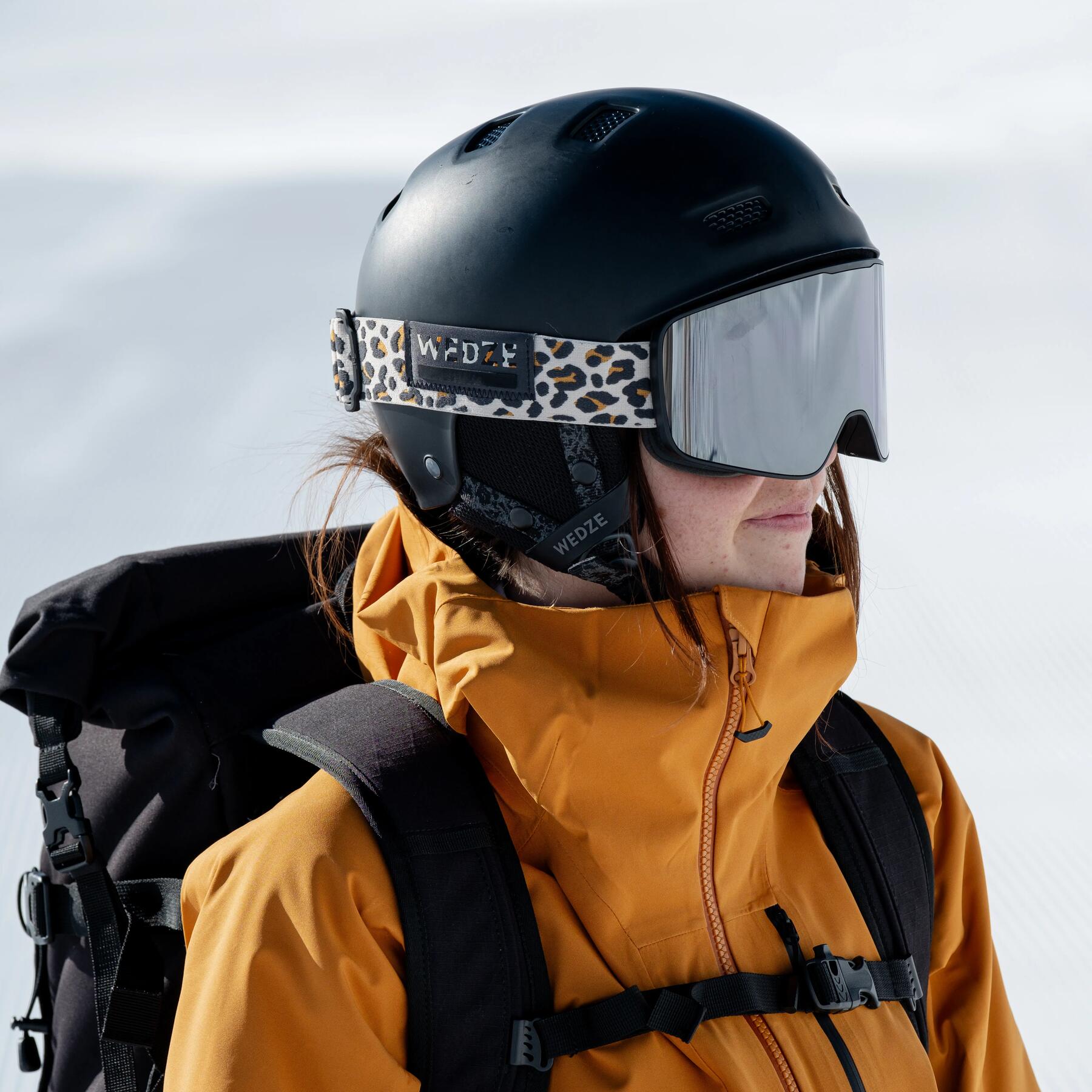 Femme au ski avec un masque de ski léopard et un casque de ski decathlon