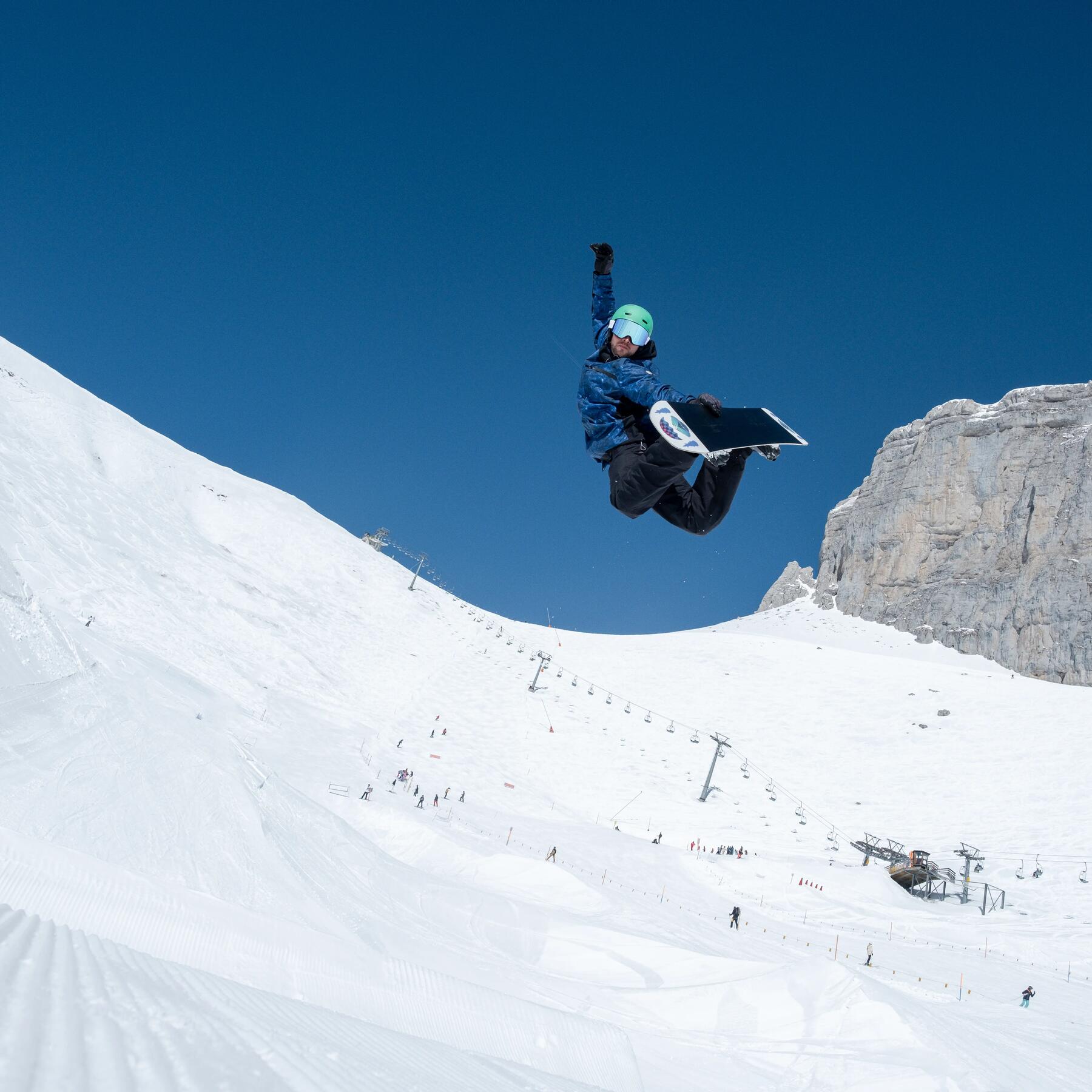 Sprong van een Snowboarder