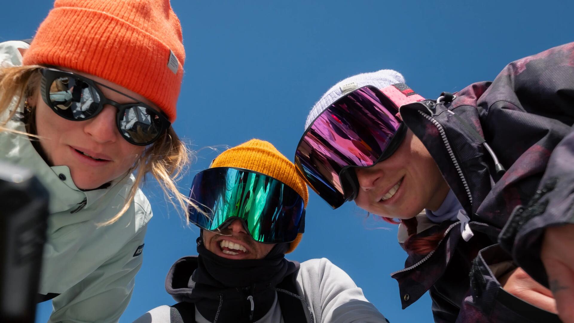 Groupe d'adultes avec des lunettes de protection