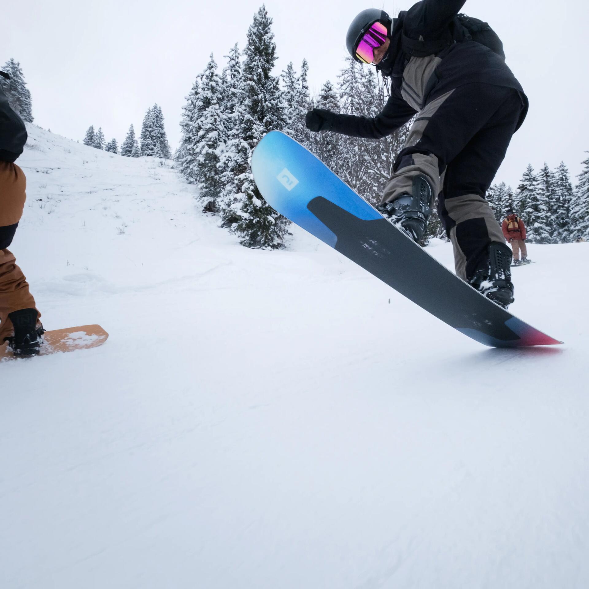 Homme en train de sauter en snowboard decathlon