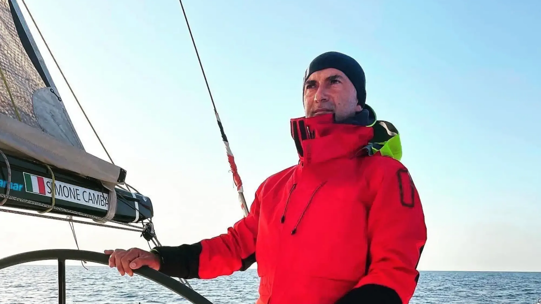 Segeln im Winter: Ein Segler im isolierten Trockenanzug für maximalen Kälteschutz auf dem Wasser!