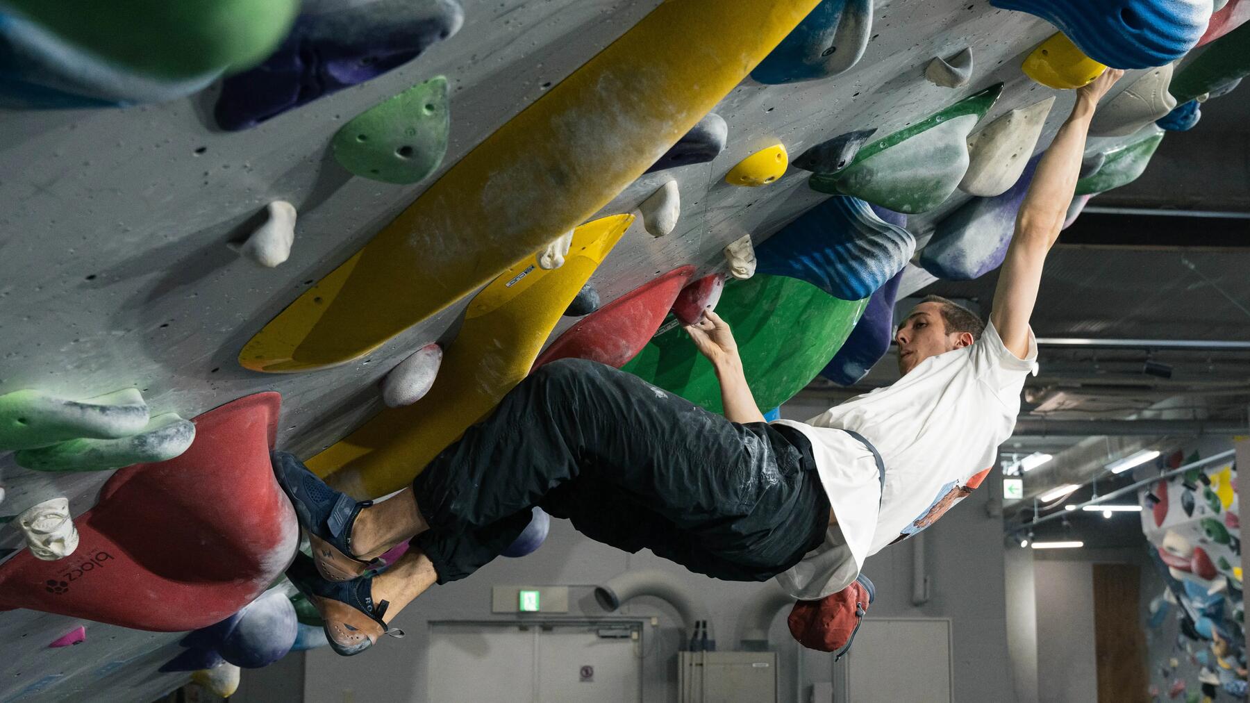 Iemand die aan het boulderen is in een boulderzaal