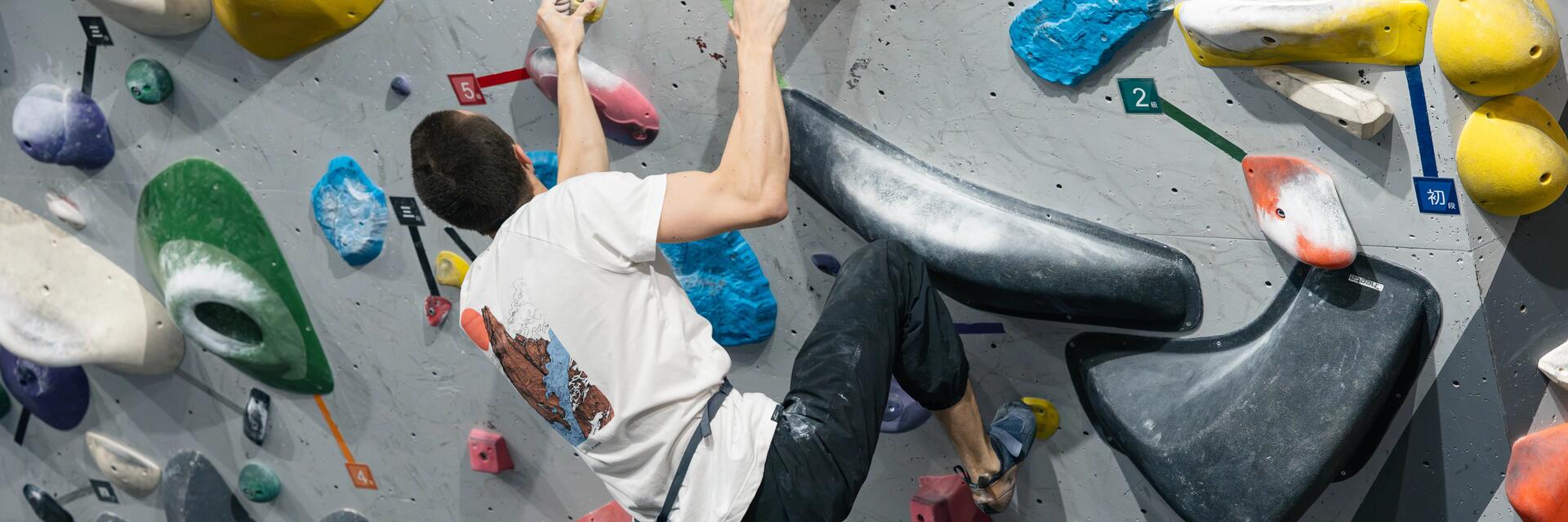 Mężczyzna wspinający się po ściance wspinaczkowej