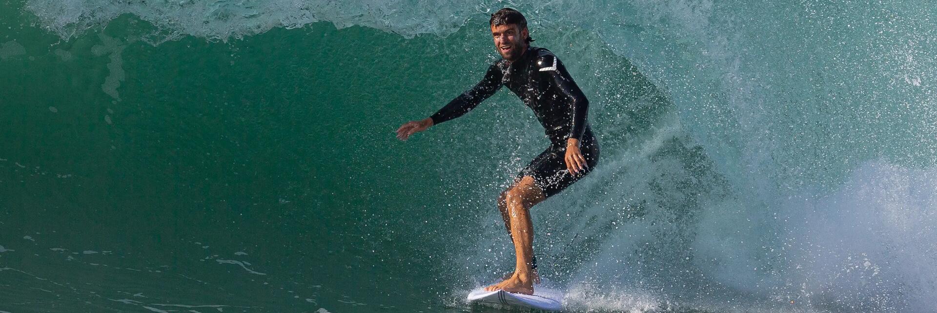 Mężczyzna pływający na surfingu w Portugalii
