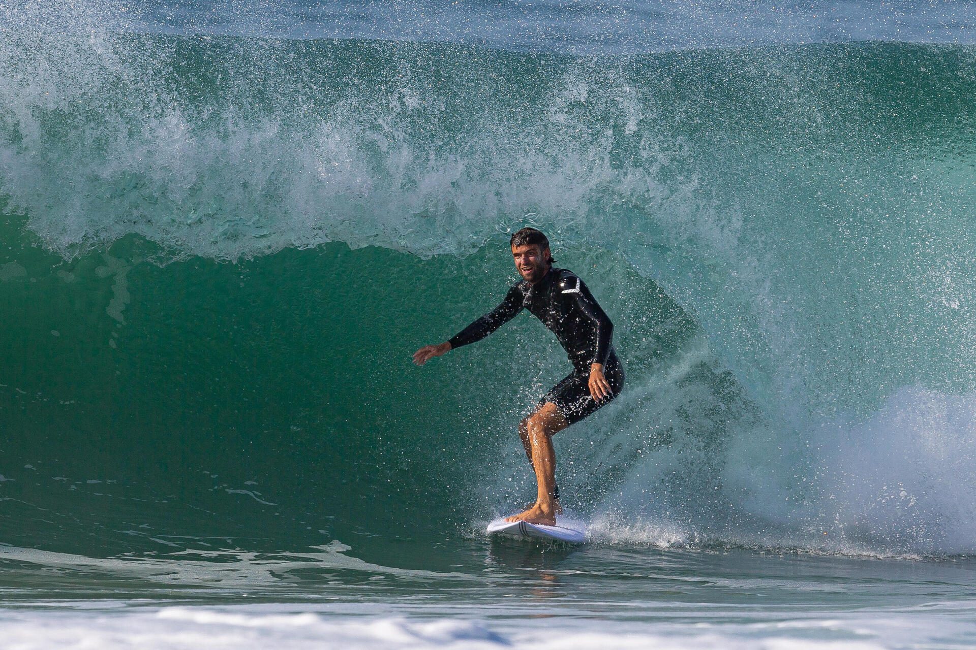 Mężczyzna w piance do surfingu surfujący w jednym z najlepszych miejsc do surfowania na świecie