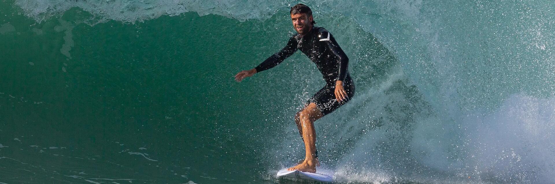 Mężczyzna w piance do surfingu surfujący w jednym z najlepszych miejsc do surfowania na świecie