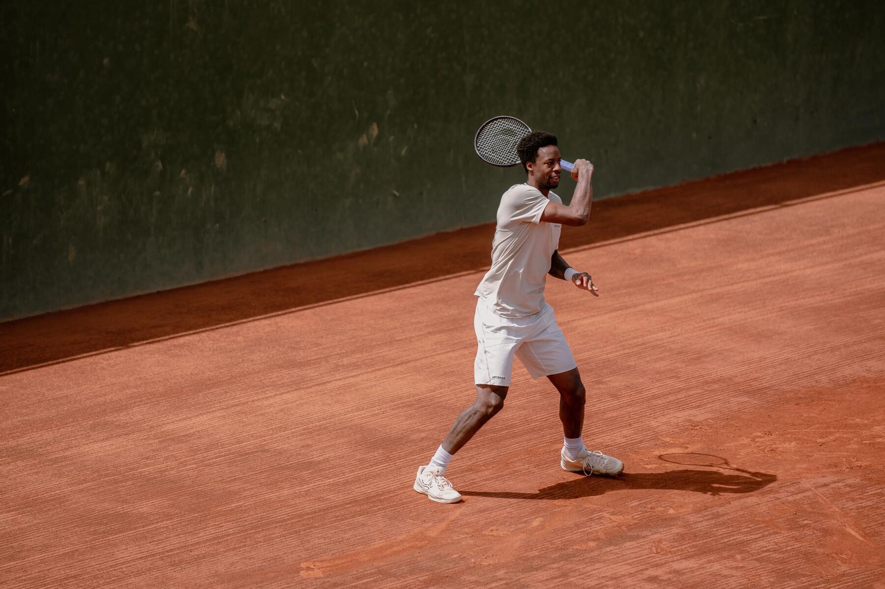 Tenisista grający mecz na French Open