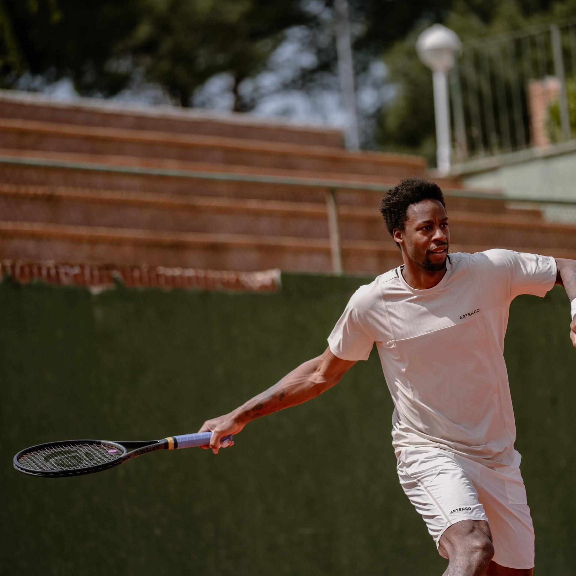 Tennisspieler auf Ascheplatz