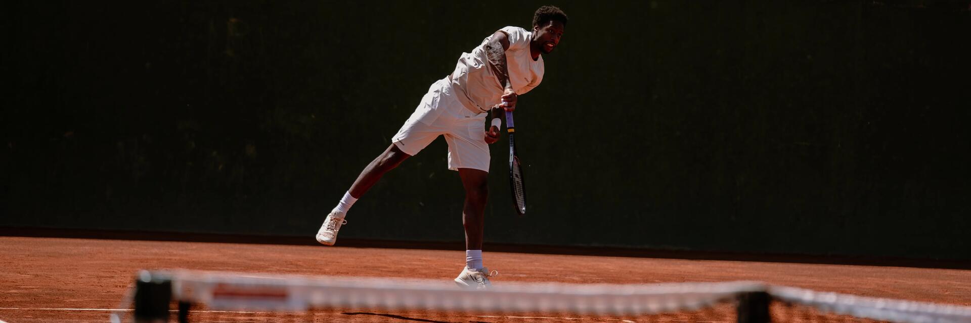 Mężczyzna grający w tenisa na korcie podczas tenis challenger