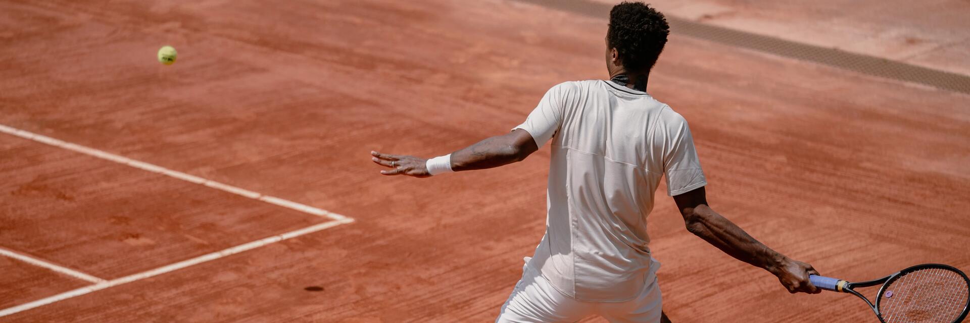 Eine Tennisspielerin spielt Tennis