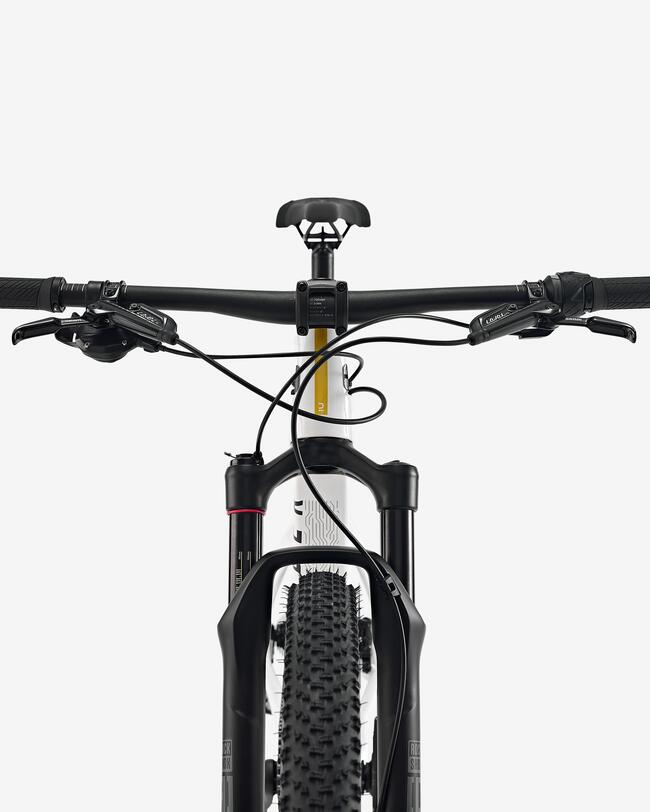 Schwarzer Fahrradlenker mit breiten Griffen, dicken Reifen und weißem Rahmen vor hellem Hintergrund, klare Linien und Struktur.