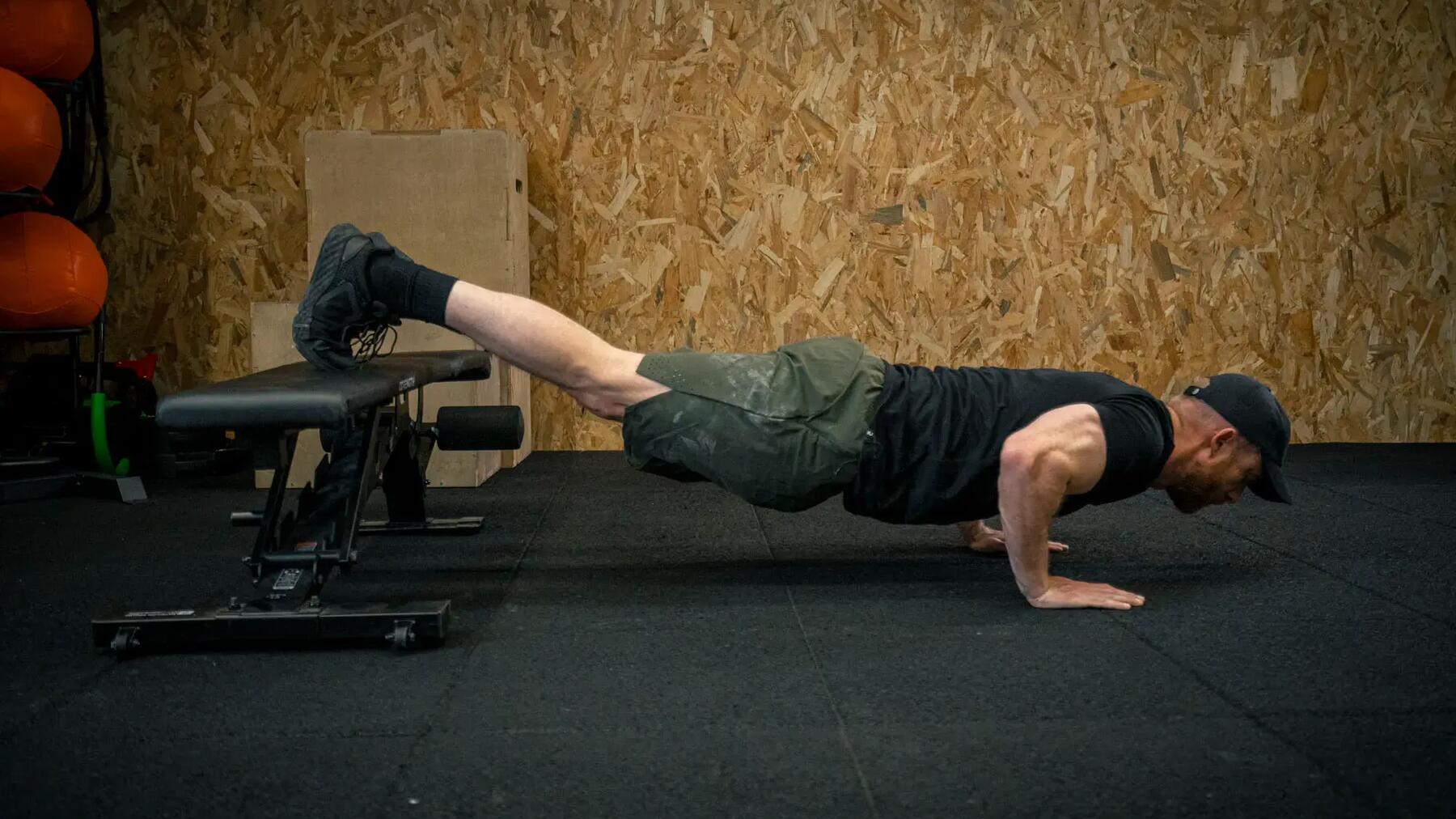 hombre haciendo flexiones declinadas