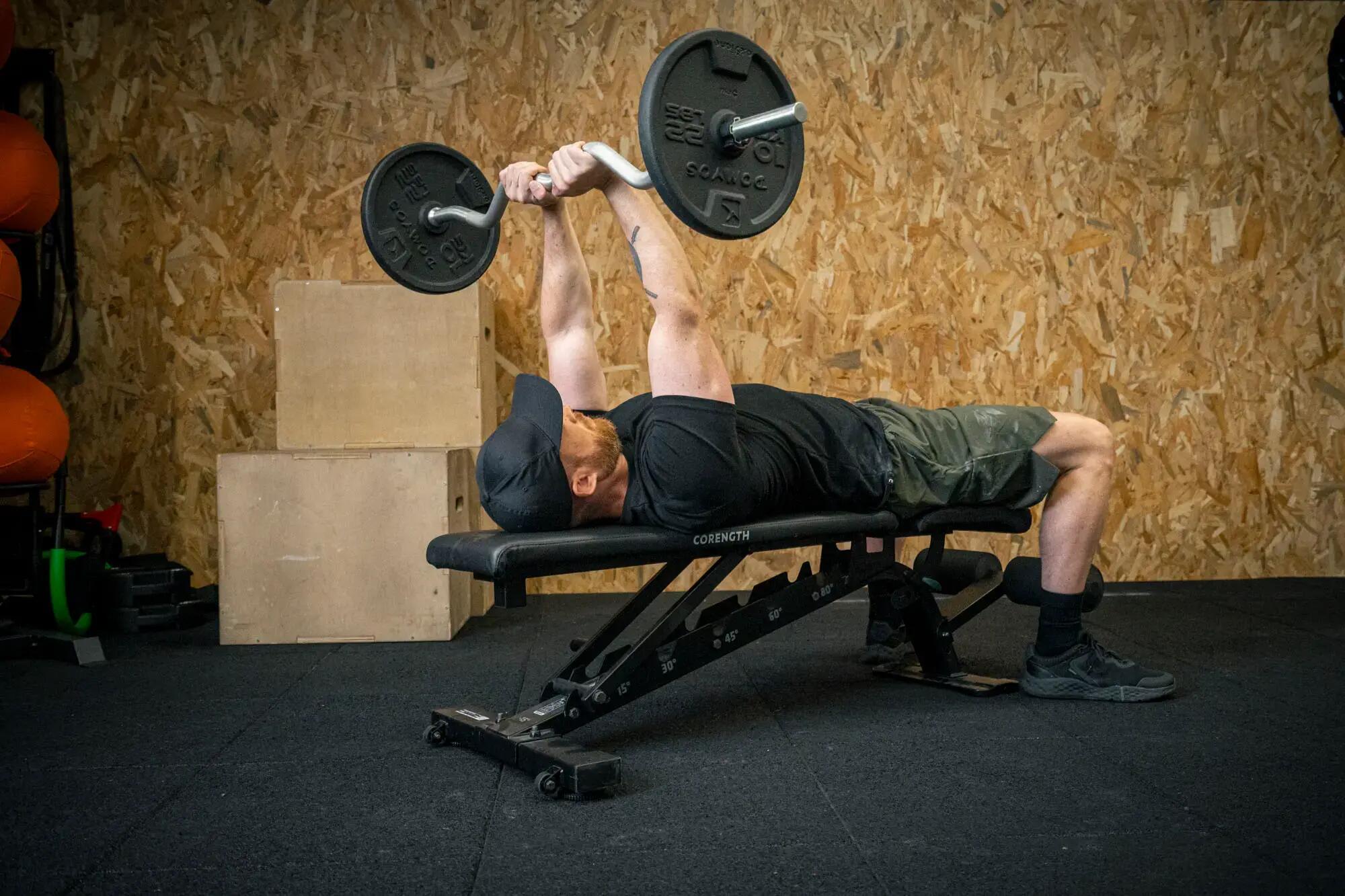 Wyciskanie francuskie sztangą łamaną (EZ bar skull crusher)
