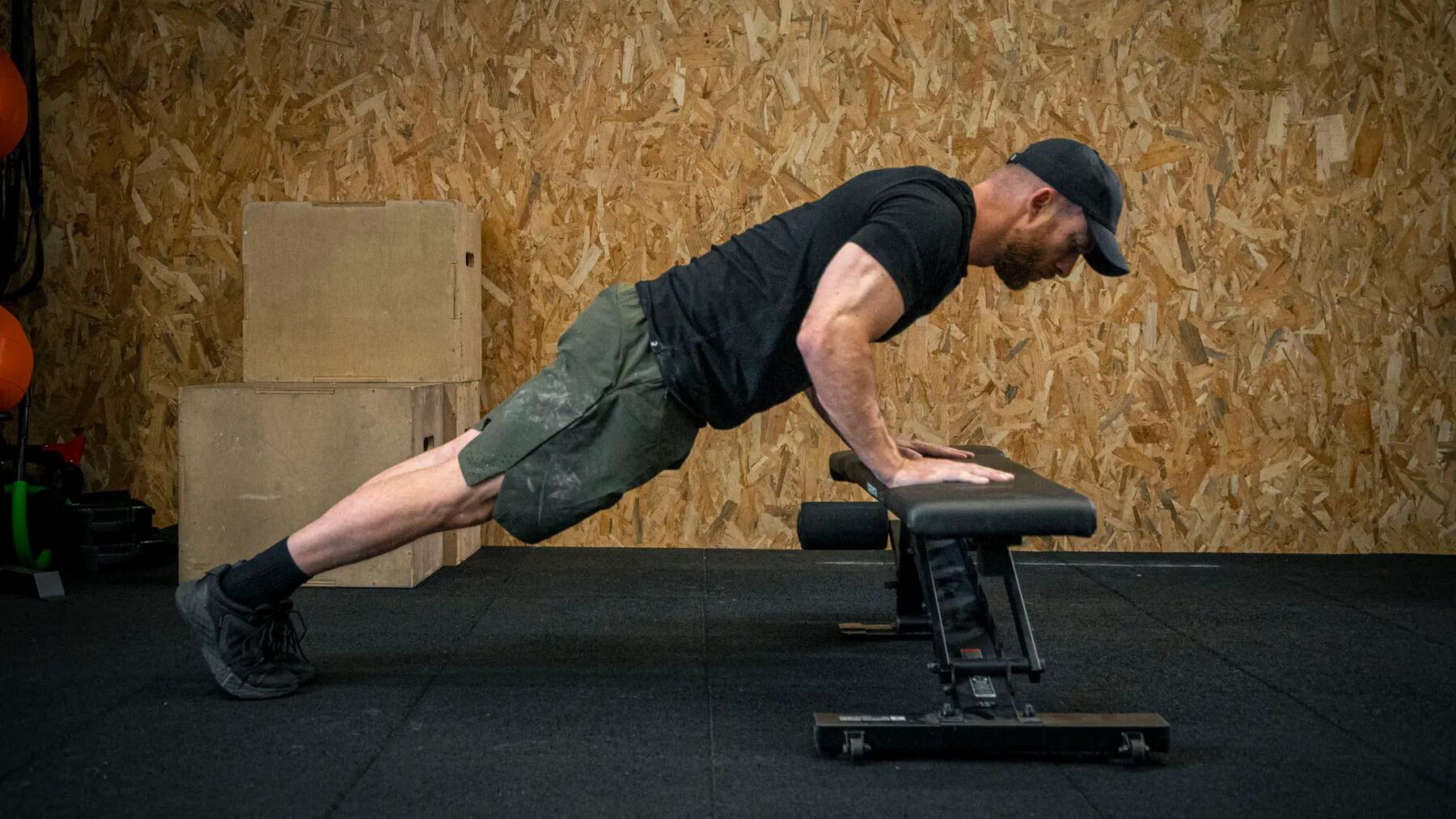 hombre haciendo flexiones inclinadas