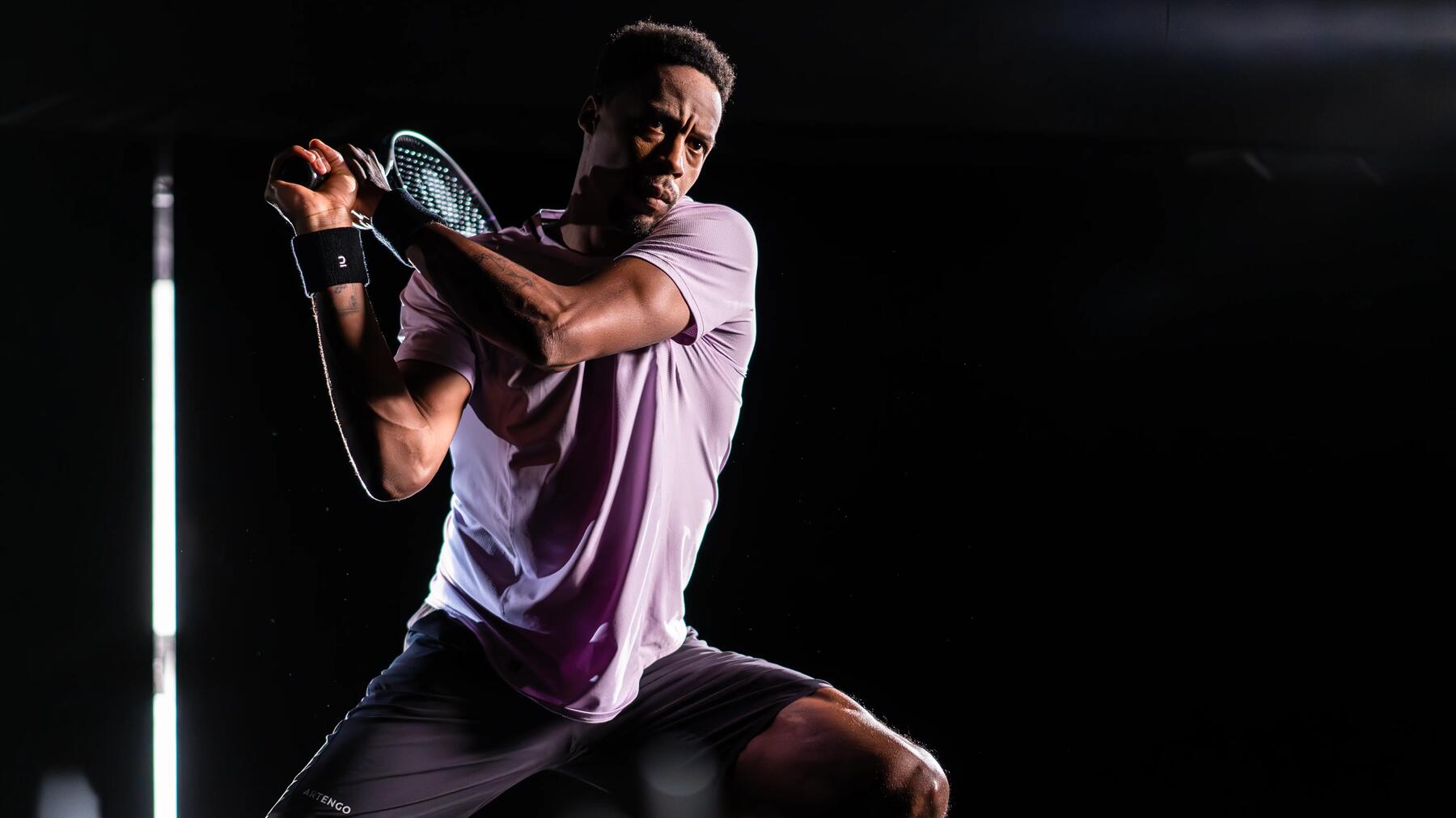 Tennisspielerin schlägt einen Ball