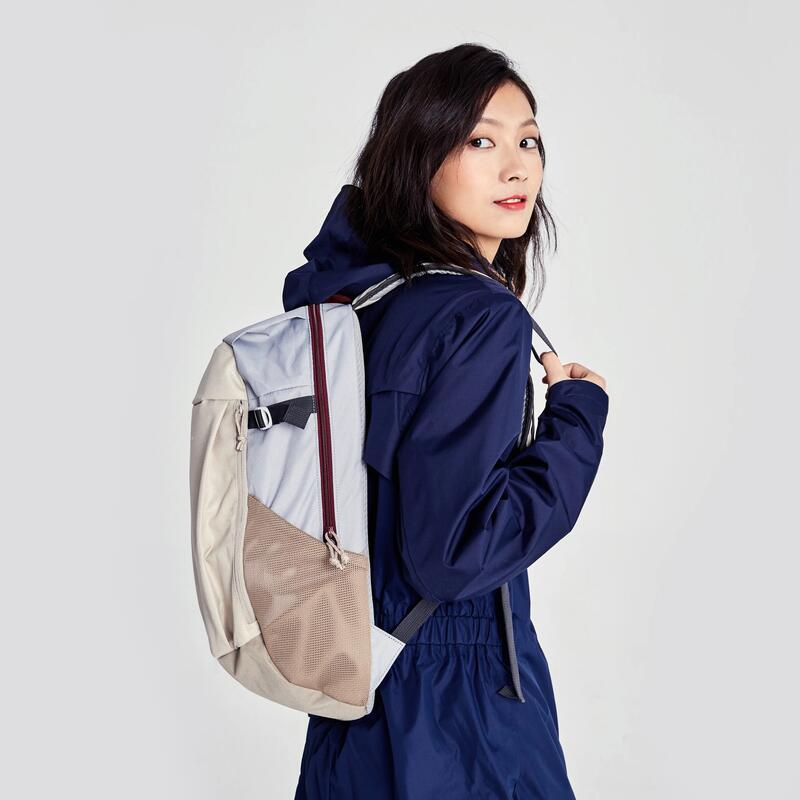 Hiker carrying an NH Arpenaz 100 backpack
