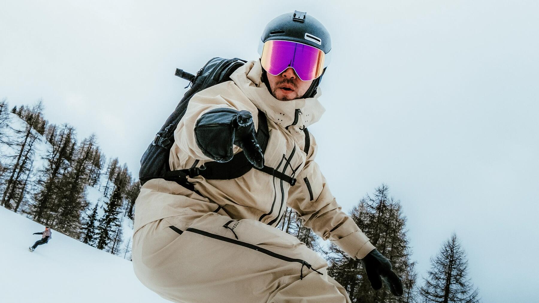 Osoba jeżdżąca na snowboardzie