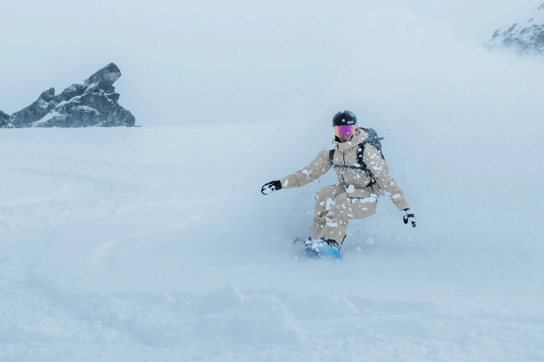 Imagini cu un snowboarder care zâmbește