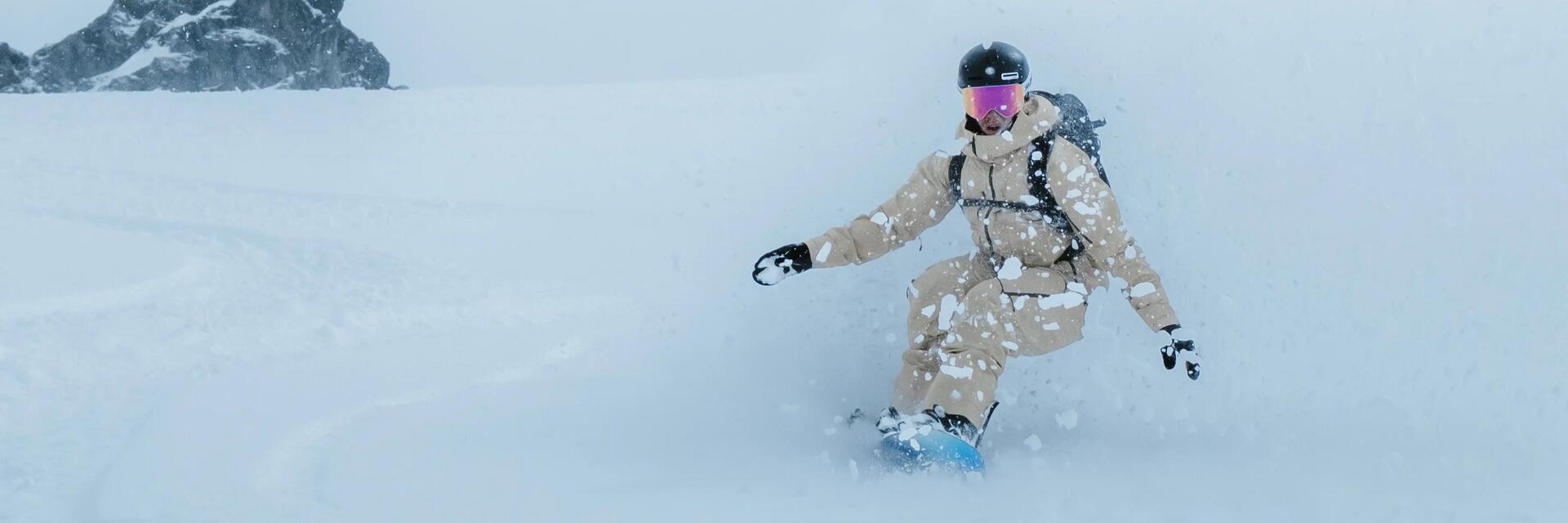 Snowboardzista zjeżdżający na stoku