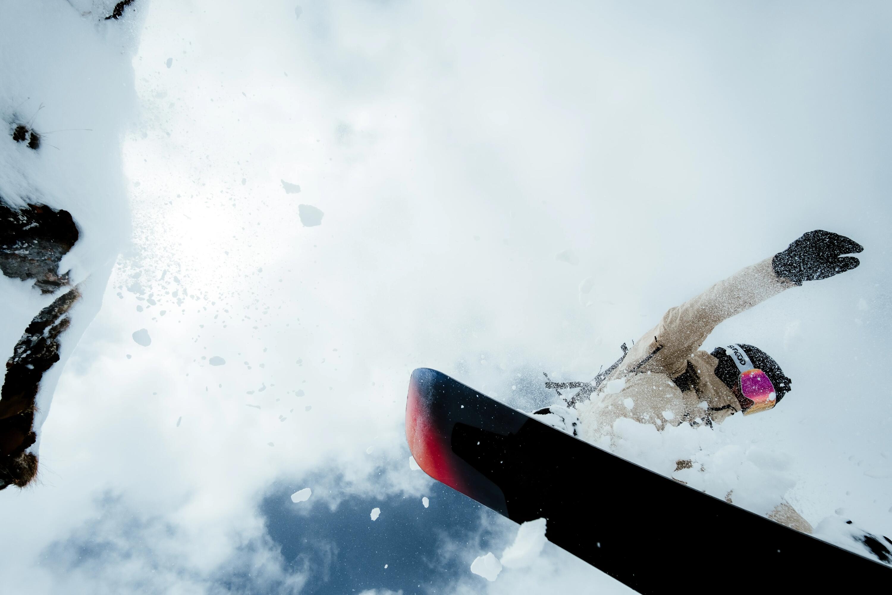 Snowboard – która noga z przodu? Jazda w stylu goofy czy regular?