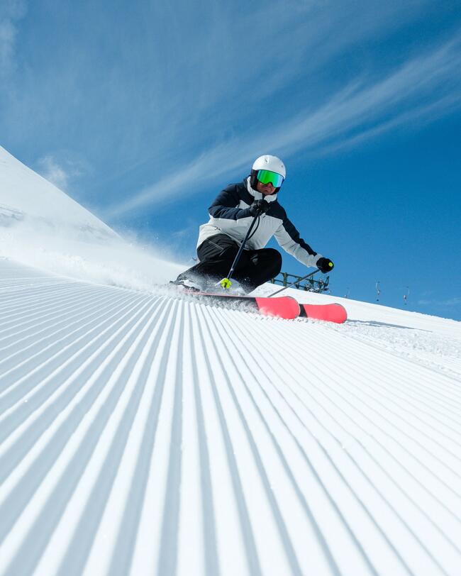 Mensch am Skifahren der Himmel ist blau