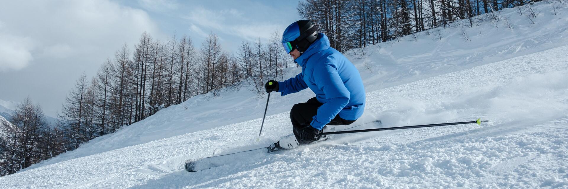 Jongen die aan het skiën is op de piste