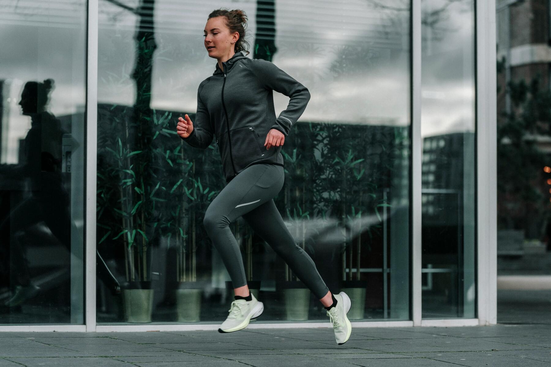 mujer practicando running por la calle