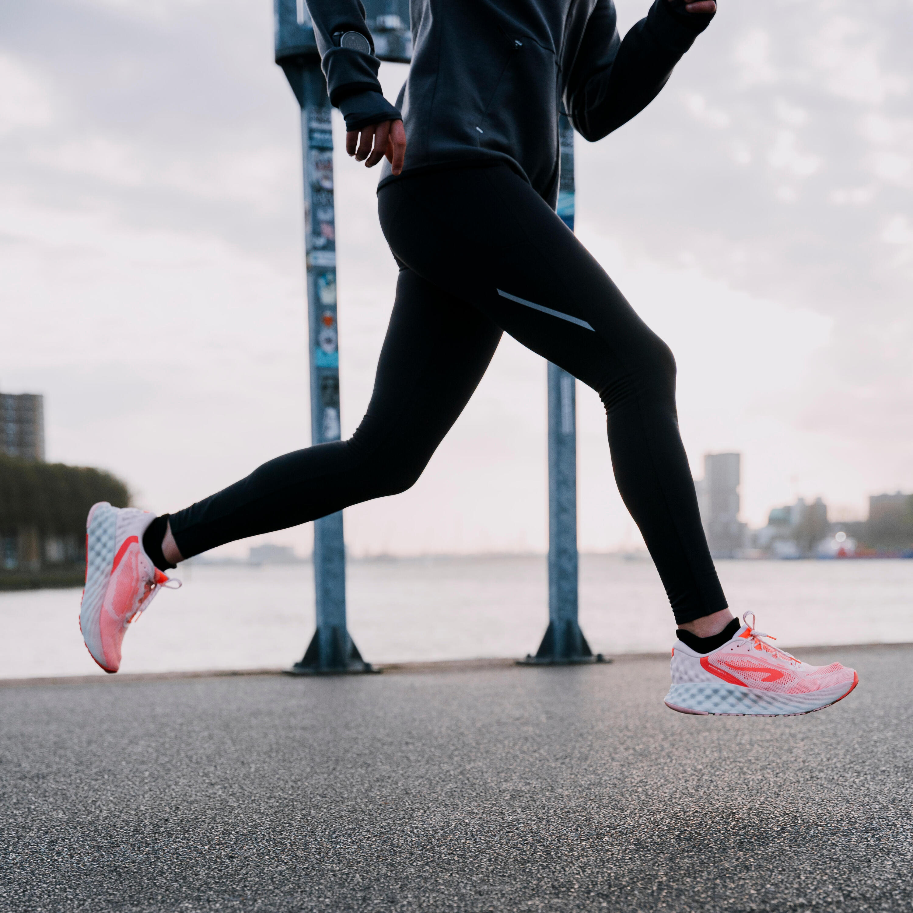 Leggings cálidos de running Kiprun RUN 500 Warm Mujer -  Negro ahumado 17/18