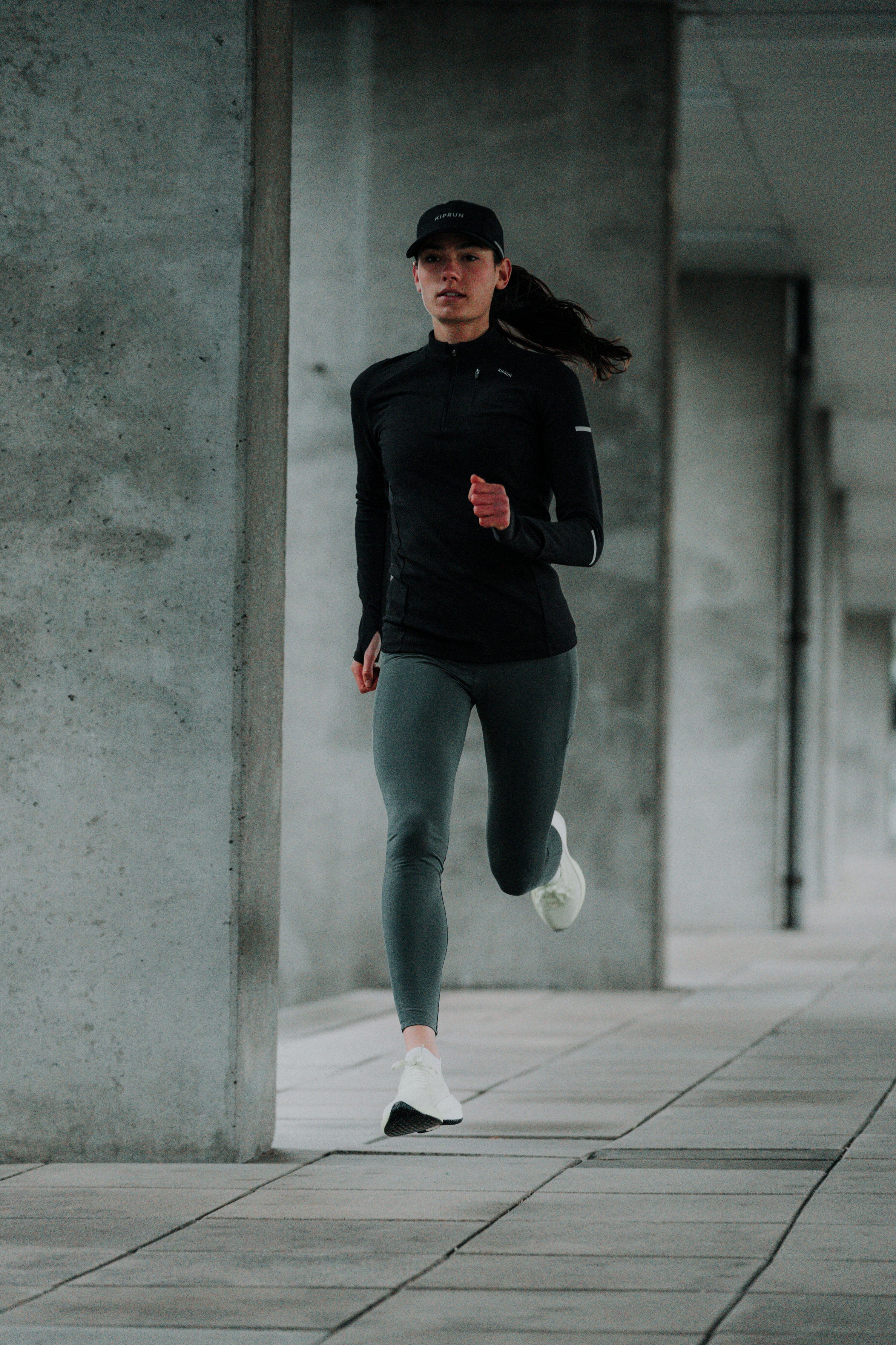 Camisola Quente de Corrida com 1/2 Fecho KIPRUN Run 500 Warm Mulher Preto 12/15