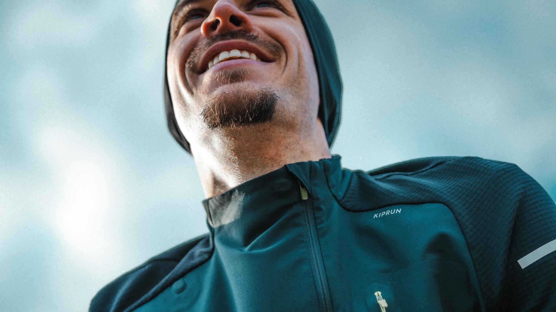 Femme avec des vêtements multicouches