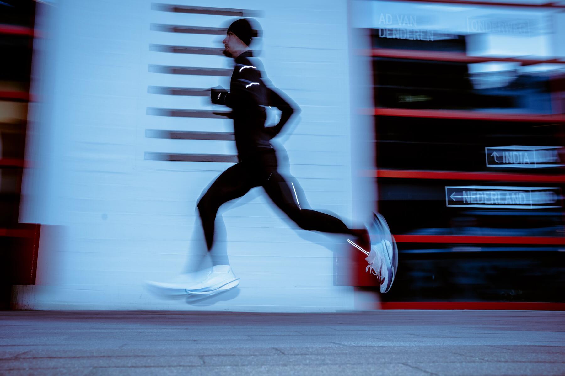 Coureur avec lunette de soleil running