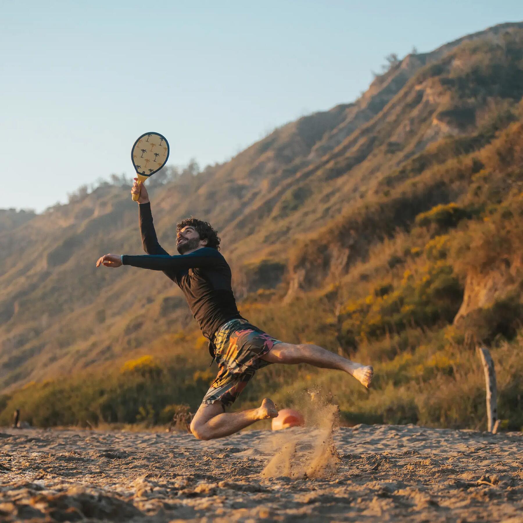 Entdecke das Beachtennis! Spaß am Strand dank Schläger und Ball