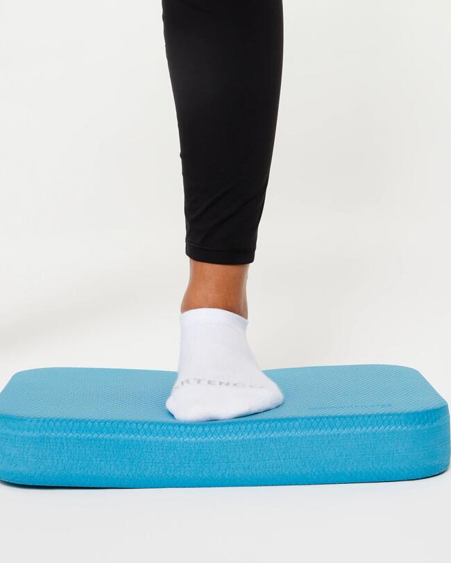Ein blaues Balance-Pad.